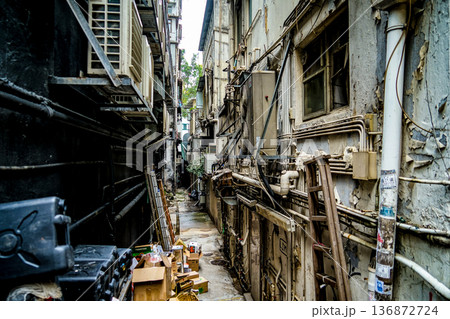 香港　路地裏 136872724