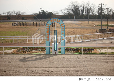 笠松競馬場の直線コース ダートコースとゴール前の風 136872788