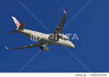 離陸する旅客機　上昇していく旅客機　羽田空港の風景 136872816