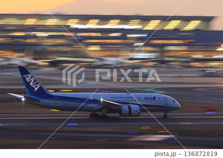 羽田に着陸するデルタ航空機 136872819