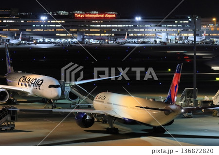 夜の羽田空港　エプロンに駐機する旅客機 136872820