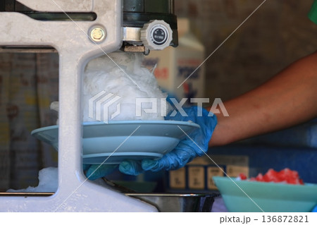 デカ盛りのかき氷　かき氷　 136872821