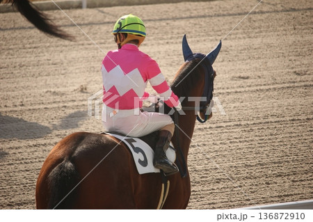 返し馬を行う競走馬と騎手 136872910