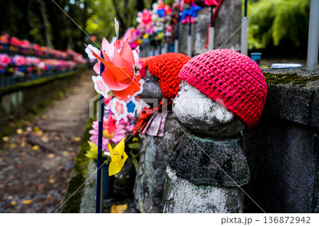 千躰子育地蔵尊のお地蔵さん 136872942