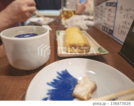 活気ある居酒屋、並んだ料理と楽しいお酒 活気ある居酒屋、並んだ料理と楽しいお酒 136873026