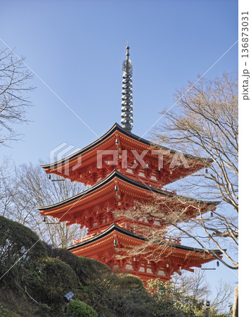 青空に映える朱。岡寺の三重塔が語る歴史 136873031