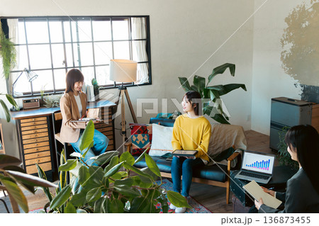 おしゃれなハウスタジオで打合せをする女性 おしゃれなハウスタジオで打合せをする女性 136873455