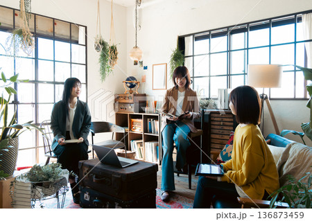 おしゃれなハウスタジオで打合せをする女性 136873459