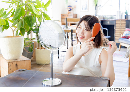 美容・ビューティー・女性・笑顔・ヘアセット・髪の毛 136873492