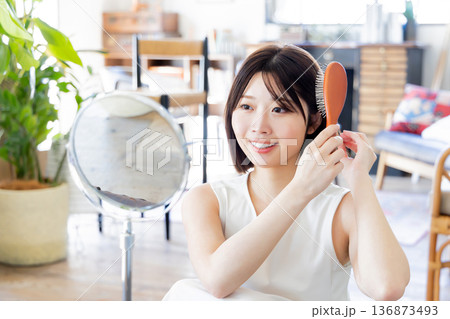 美容・ビューティー・女性・笑顔・ヘアセット・髪の毛 136873493