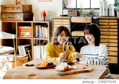 自宅で女子会　シェアハウス 136873539