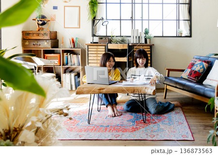 おしゃれな部屋で打合せをする女性 おしゃれな部屋で打合せをする女性 136873563