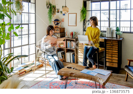 おしゃれな部屋で打合せをする女性 おしゃれな部屋で打合せをする女性 136873575