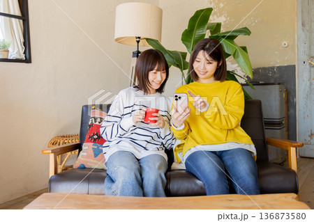 部屋でくつろぐ女性 友達 部屋でくつろぐ女性 友達 136873580