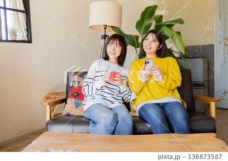部屋でくつろぐ女性 友達 部屋でくつろぐ女性 友達 136873587