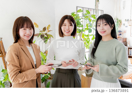 スマートフォンを使う3人の女性 スマートフォンを使う3人の女性 136873891