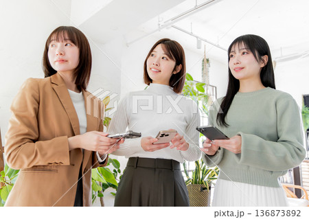 スマートフォンを使う3人の女性 スマートフォンを使う3人の女性 136873892