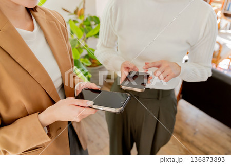 スマートフォンを使う2人の女性 スマートフォンを使う2人の女性 136873893