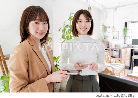 スマートフォンを使う2人の女性 スマートフォンを使う2人の女性 136873895