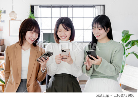 スマートフォンを使う3人の女性 スマートフォンを使う3人の女性 136873906