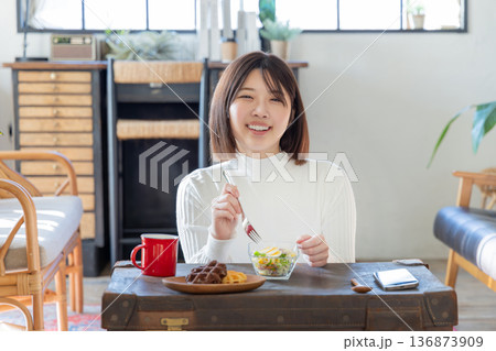 食事をする女性 食事をする女性 136873909