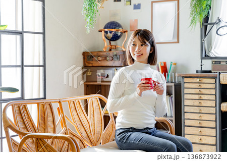 女性 リビング ライフスタイル 女性 リビング ライフスタイル 136873922