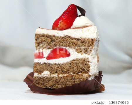 苺のショートケーキ 136874056