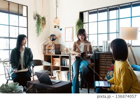 おしゃれなハウスタジオで打合せをする女性 136874057