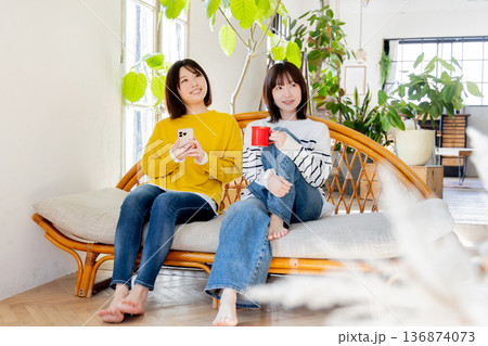 部屋でくつろぐ女性 友達 部屋でくつろぐ女性 友達 136874073