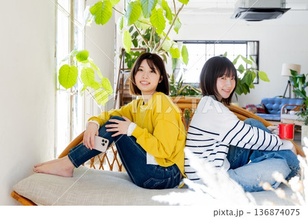 部屋でくつろぐ女性 友達 部屋でくつろぐ女性 友達 136874075