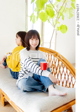 部屋でくつろぐ女性 友達 部屋でくつろぐ女性 友達 136874077