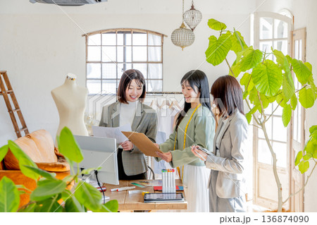 クリエイティブ事務所 136874090