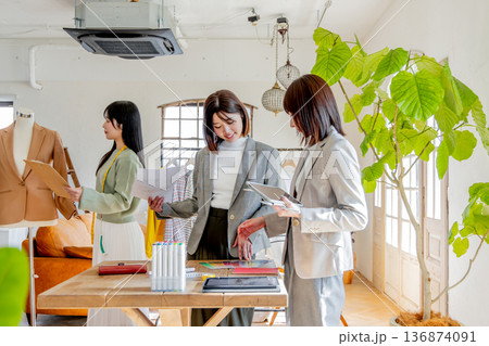 クリエイティブ事務所 136874091