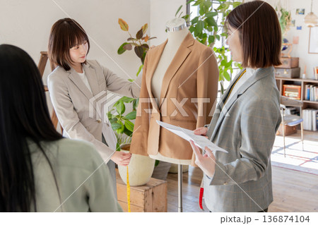 アパレル事務所 136874104