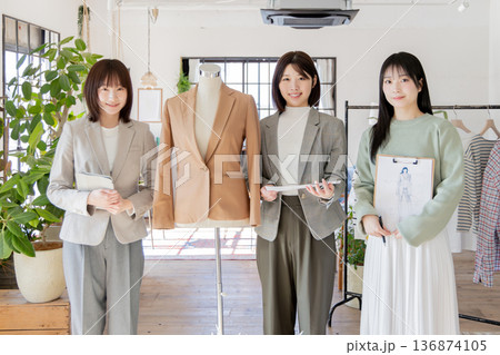 アパレル事務所 136874105