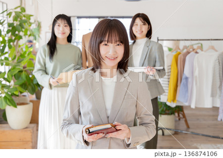 アパレル事務所 136874106