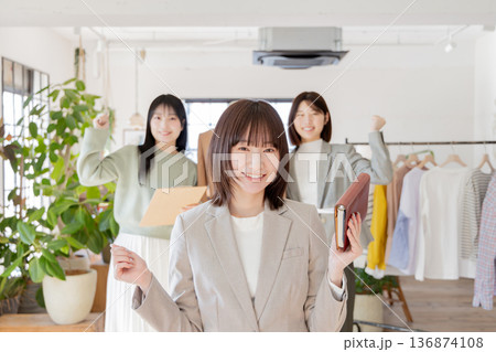 アパレル事務所 136874108