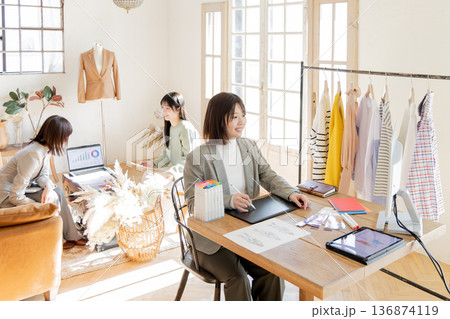 クリエイティブ事務所 136874119