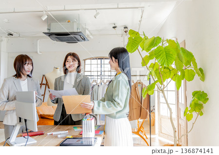 クリエイティブ事務所 136874141