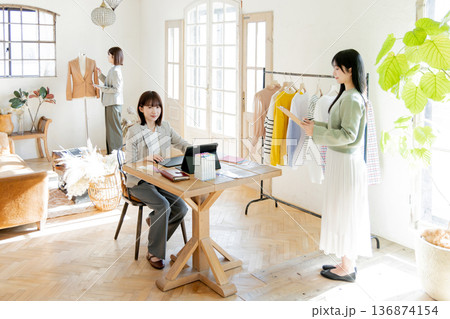 アパレル事務所 136874154