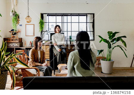 アンティークなカフェでくつろぐ女性 アンティークなカフェでくつろぐ女性 136874158