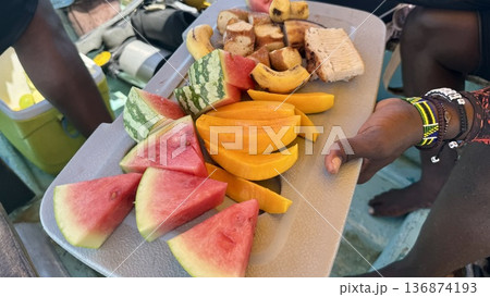 船上の軽食休憩の様子を上から撮影した晴天の昼の旅行ライフスタイル素材 船上の軽食休憩の様子を上から撮影した晴天の昼の旅行ライフスタイル素材 136874193