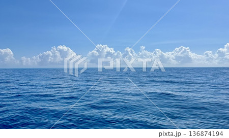 水平線と雲が広がる海を船上から撮影した晴天の昼の風景 観光旅行向け背景素材 136874194