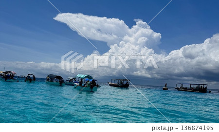 晴天の海に集まる小舟の風景 観光旅行向け海の背景素材 晴天の海に集まる小舟の風景 観光旅行向け海の背景素材 136874195