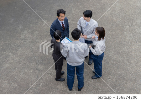 屋外に並ぶ会社従業員の集合写真 屋外に並ぶ会社従業員の集合写真 136874200
