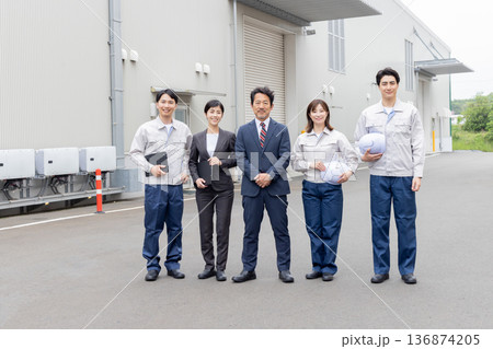 建物の前に並ぶ会社従業員の集合社員 建物の前に並ぶ会社従業員の集合社員 136874205