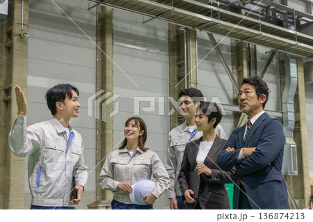 訪問者に工場を案内する作業員 136874213