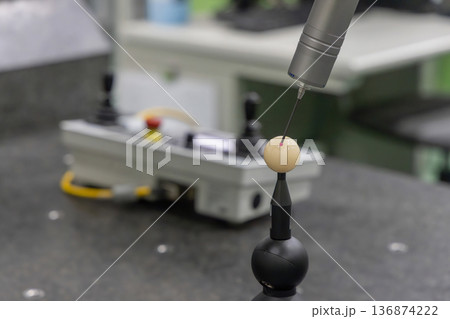 工場　測定　三次元測定機　品質管理　検査　分析 136874222