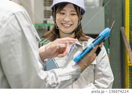 工場で働く作業員グループ 136874224