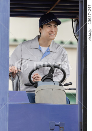 フォークリフトを操作する男性作業員 136874247